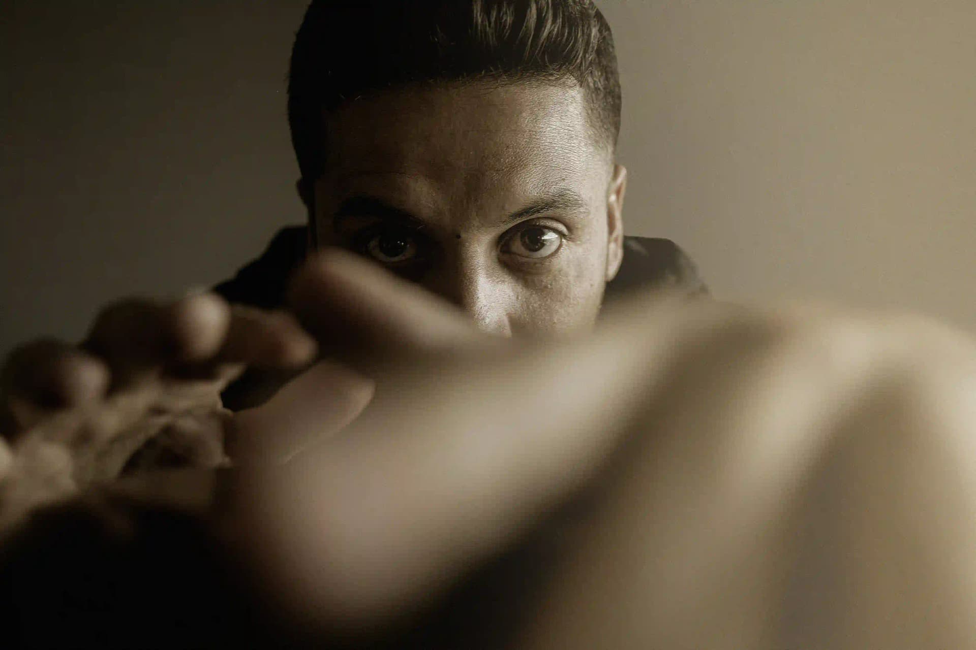 Retrato de Ernesto Robert en tonos neutros, mirada directa y presencia serena