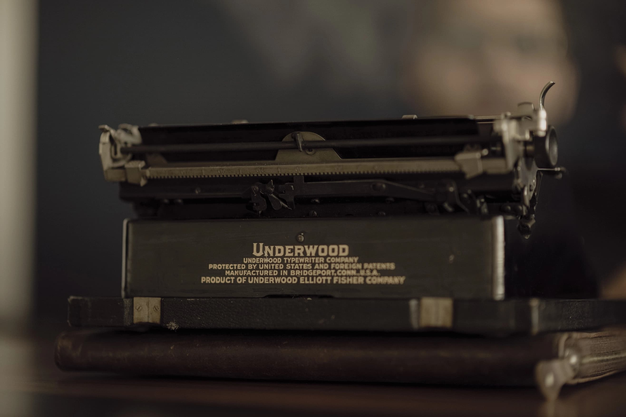 Máquina de escribir antigua sobre superficie texturizada, luz cálida y ambiente introspectivo