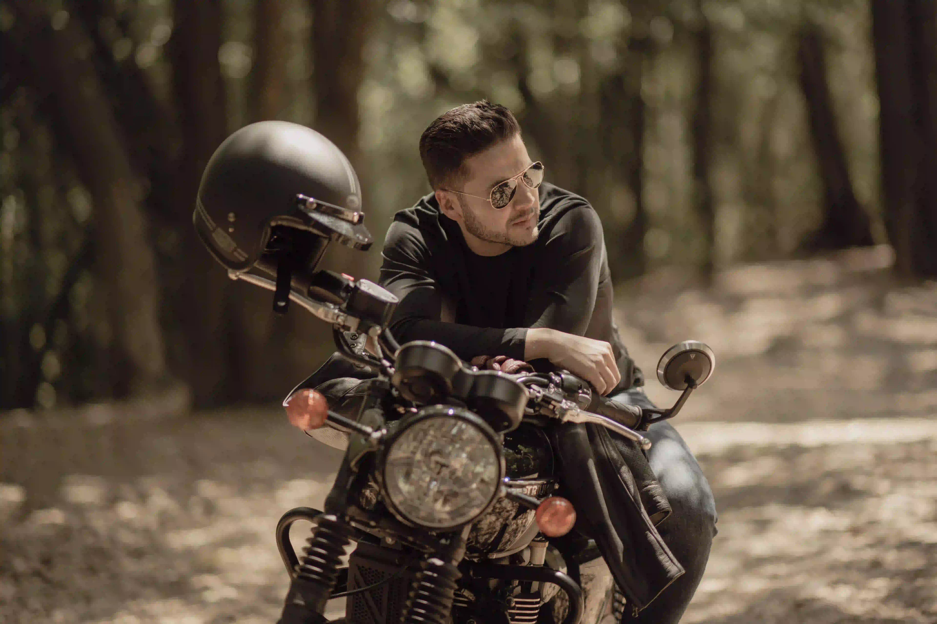 Ernesto Robert en motocicletas, horizonte abierto y cielo dramático al atardecer