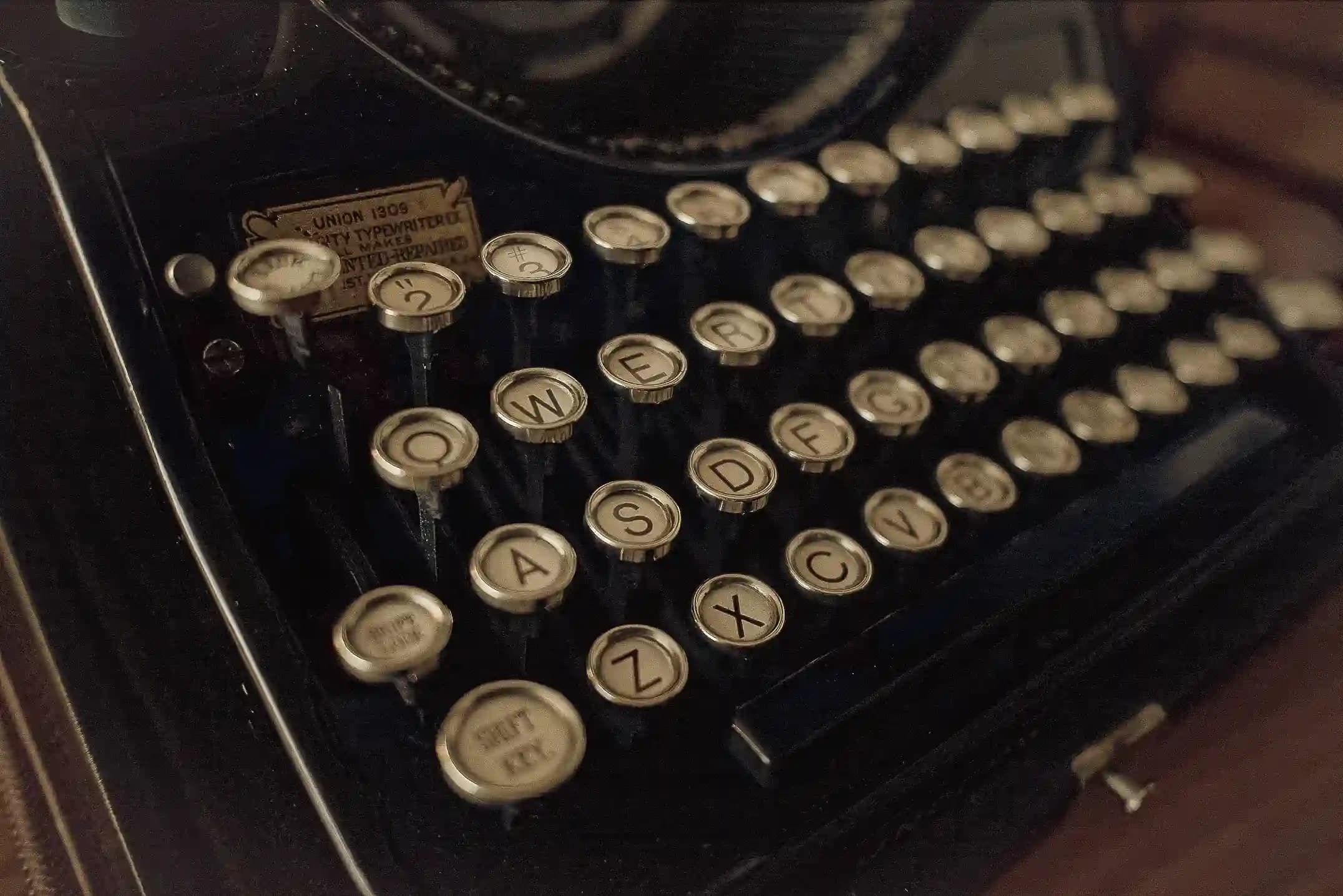 Composición editorial con máquina de escribir